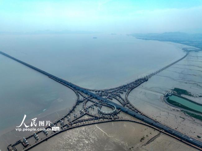 浙江宁波：亚洲最大海上互通开始匝道架梁