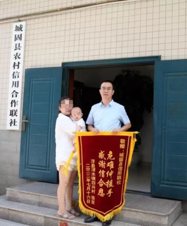 车祸现场，女子怀抱奄奄一息的孩子求救…他停下了