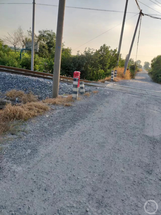 聋哑人过铁路被撞身亡：道口代班员喝水离岗
