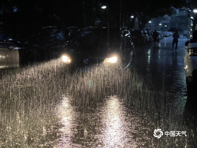 北京迎全市性降雨部分路段积水