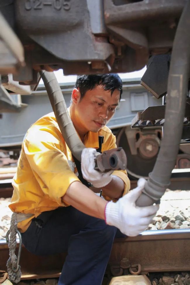 致敬高温下的铁路人