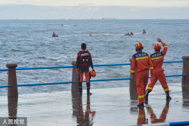 2022年7月31日下午5点20分左右，青岛音乐广场西侧澳门路上，两名青年在岸边游玩时被大浪卷入海中。救援人员立即展开救援，但两人目前仍未被找到。