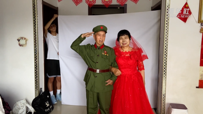 新华全媒+丨志愿者助千余老人补拍婚纱照