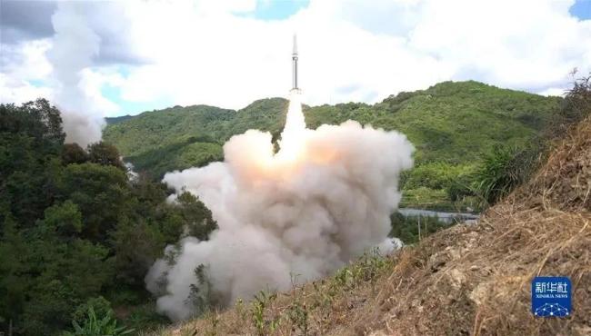 8月4日，东部战区火箭军对台岛东部外海预定海域实施火力突击，导弹发射升空。图源：新华社