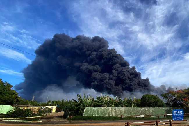 8月8日，在古巴马坦萨斯省，火灾现场浓烟滚滚。