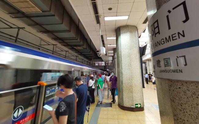 北京地铁一乘客翻越站台门进入轨道