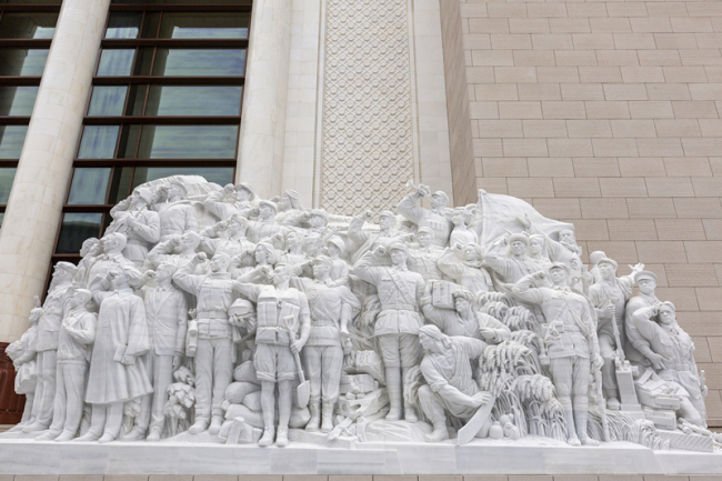 中国共产党历史展览馆广场大型雕塑《信仰》。