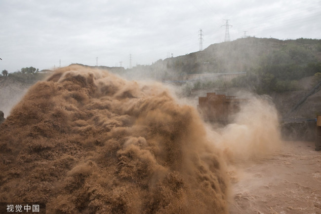 2022年8月14日，甘肃定西，刘家峡水电厂水库排沙。