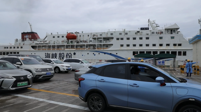 新华全媒+｜海口：记者探访滞留旅客乘船离岛