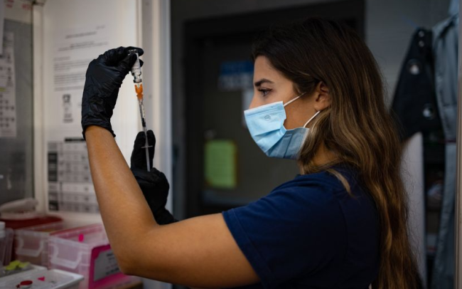 日均死亡面临过千 美国公共卫生和政治体系为何双双走向溃败？