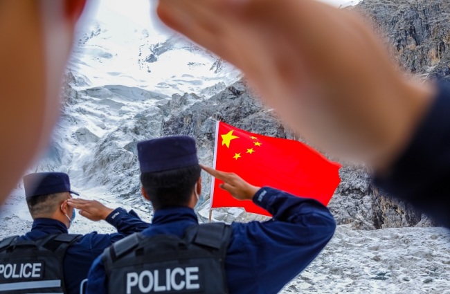 新疆伊犁：移民管理警察踏雪巡边