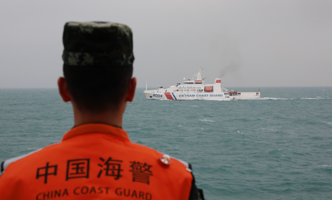 中国海警5103舰位南海救助1名越南落水渔民
