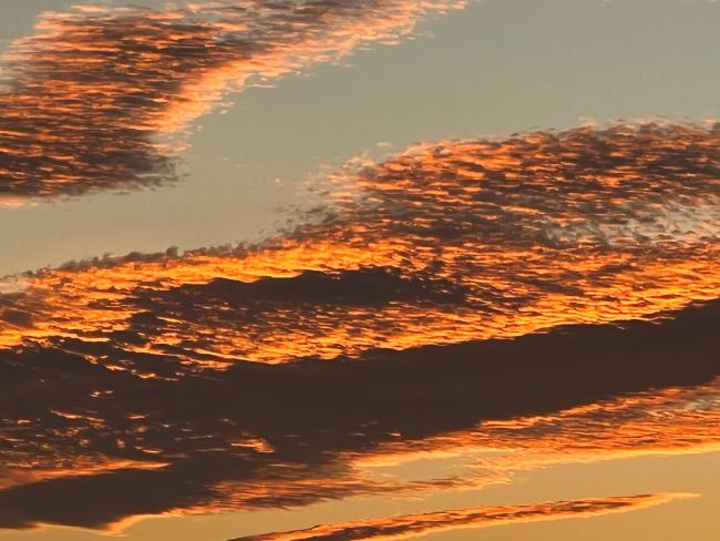 北京落日余晖映白云宛如"金银丝带"