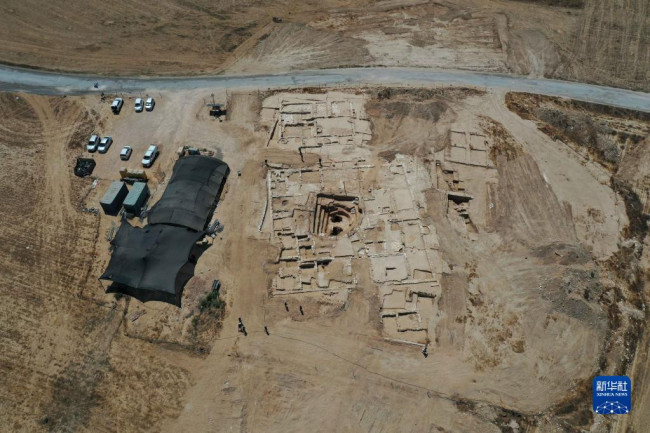 這是8月23日拍攝的以色列南部內蓋夫沙漠地區發掘出的古代“豪宅”遺址（無人機照片）。新華社發（吉爾·科恩·馬根攝）