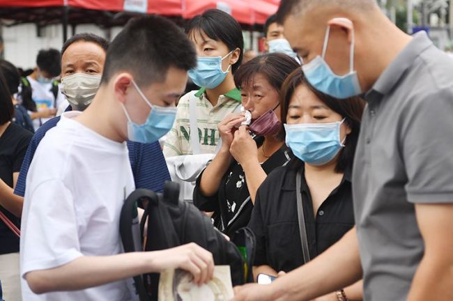 高校迎2022级新生报到