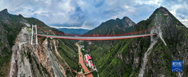 由中铁大桥局承建的玉楚高速绿汁江大桥（8月25日摄，无人机全景照片）。
