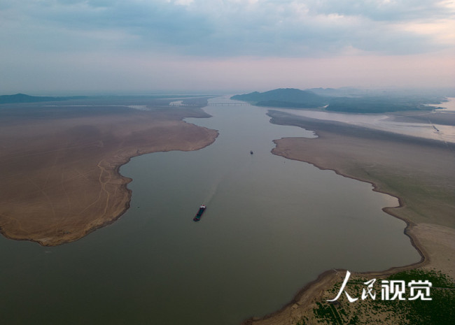 2022年8月29日，江西九江，船舶行驶在湖面上。