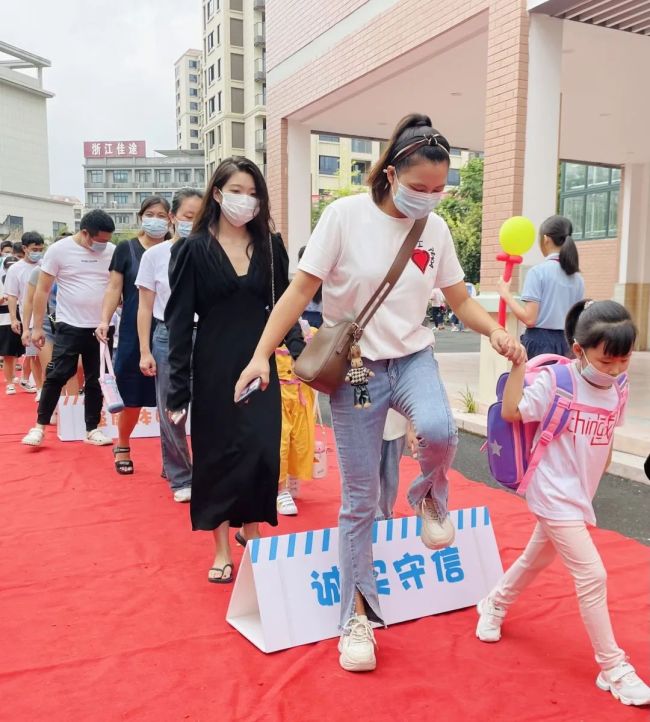 直击多地开学第一天:莘莘学子归 重返校园活力足_新闻频道_中华网