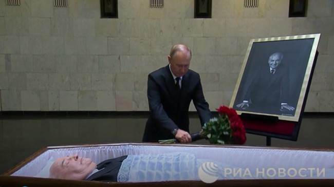 视频：普京向戈尔巴乔夫遗体告别，献花并鞠躬