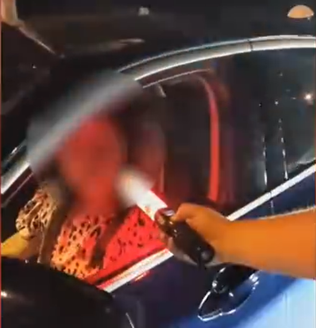 湖南一宝马女司机疑酒驾撞人拖行 交警怒斥：你过去看看！你还是个人啊