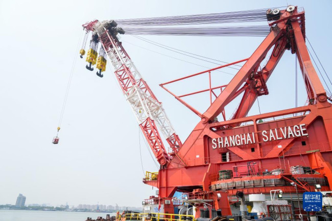 9月6日在上海横沙码头拍摄的长江口二号古船整体打捞迁移工程主作业船——“大力号”。