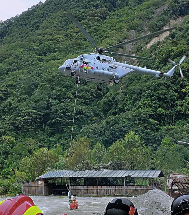 解放军直升机出动！开辟泸定空中救援通道