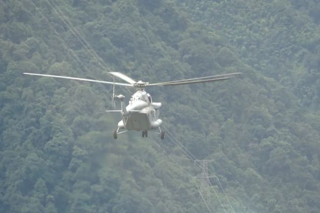 解放军直升机出动！开辟泸定空中救援通道