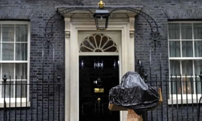 新首相就职演讲遇上暴雨，英国媒体收不住了……