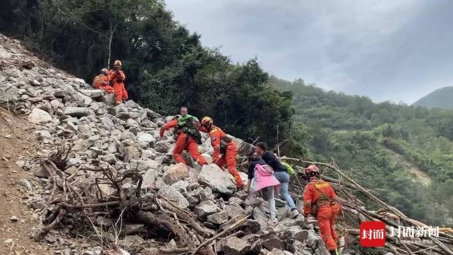 跨越87年的同框：大渡河上再现“飞夺泸定桥”