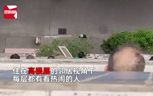 女子开窗看热闹 整楼窗边都是脑袋