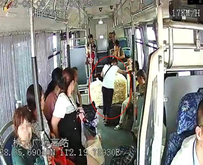 媒体评老人被踹下车:司机的责任呢 主管部门该有个说法