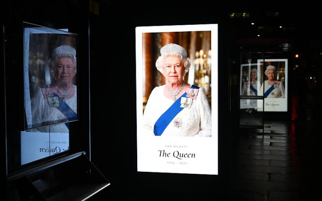 多国领导人悼念英国女王 民众白金汉宫前聚集致哀