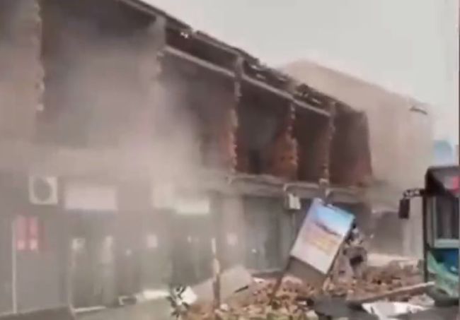 湖北宜昌一自建房垮塌 有人被掩埋 消防员紧急救援