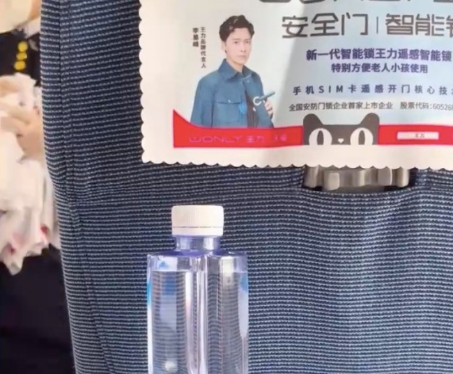 高铁行驶途中李易峰广告被紧急撤换 网友：眼见他起高楼，眼见他楼塌了