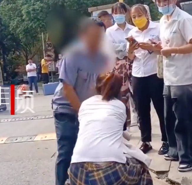 一定要报警啊！女子拖行李箱离厂遭保安拖拽开箱检查