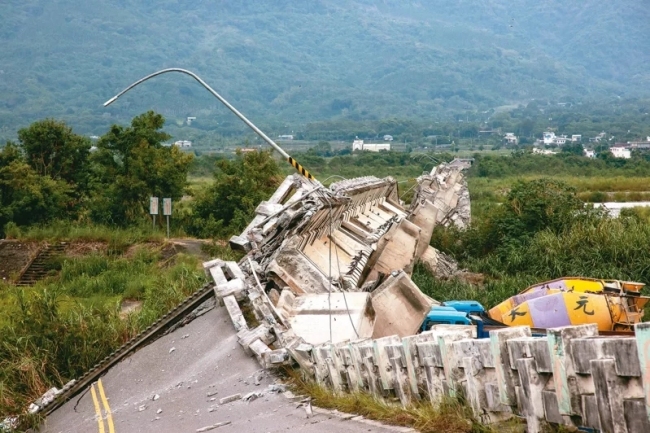 台湾6.9级强震已致1死142伤 花莲2座桥断裂