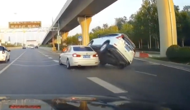 前车突然变道SUV被迫“刀片超车”网友：这是几我咋没学过