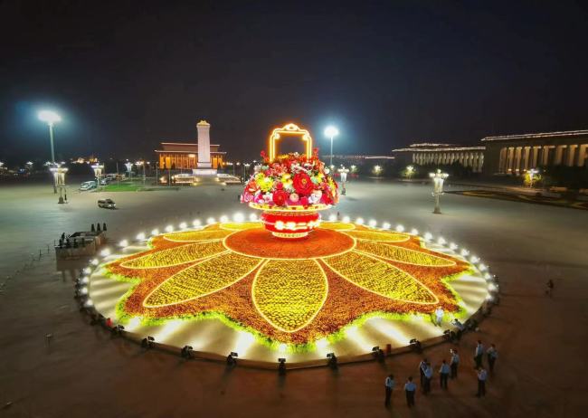 9月25日，天安门广场“祝福祖国”巨型花果篮正在进行灯光调试。新京报记者 薛珺 摄
