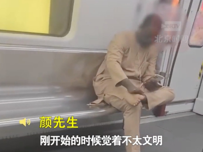 广州地铁一老外脱鞋抠脚：没戴口罩，抠了两三分钟