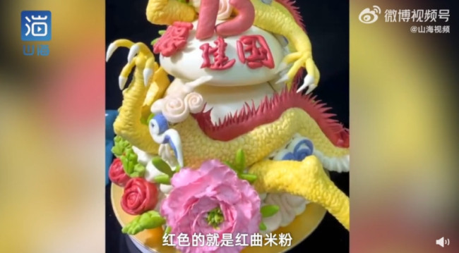 山东女生做龙形馒头为祖国庆生