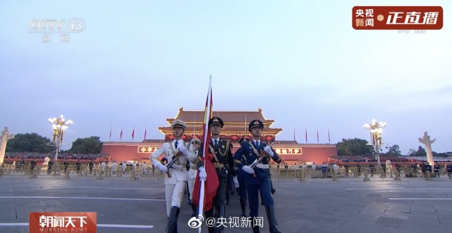 天安门广场国庆升旗仪式画面来了！共同传递，我爱你，中国！