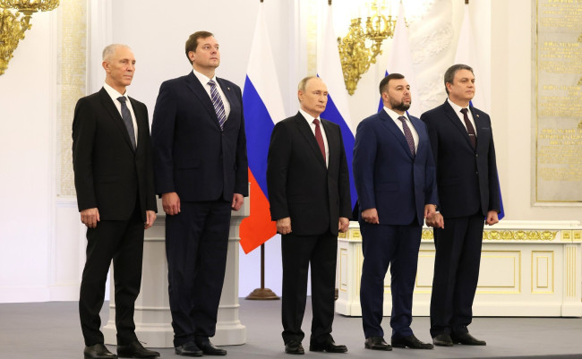 当地时间2022年9月30日，俄罗斯莫斯科，赫尔松州地区领导人弗拉基米尔·萨尔多、扎波罗热地区领导人叶夫根尼·巴利茨基、顿涅茨克地区领导人丹尼斯·普希林、卢甘斯克地区领导人列昂尼德·帕谢奇尼克和俄罗斯总统普京出席顿涅茨克、卢甘斯克、扎波罗热和赫尔松签署入俄条约仪式。