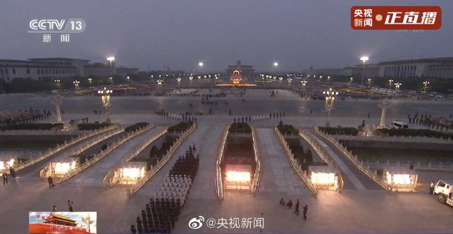 天安门广场国庆升旗仪式画面来了！共同传递，我爱你，中国！