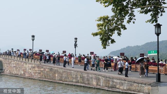杭州：十一长假首日 西湖景区开启“人人人”模式
