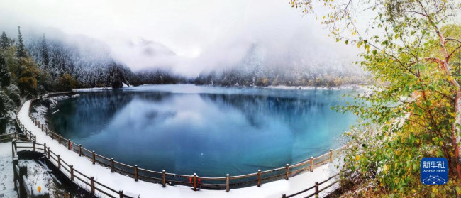 这是10月7日在世界自然遗产地九寨沟拍摄的雪后景色（拼接照片）。