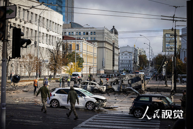 当地时间2022年10月10日，乌克兰基辅，紧急服务人员前往爆炸现场。早上的爆炸发生在8点刚过，这是几个月来首都发生的最大规模的袭击。