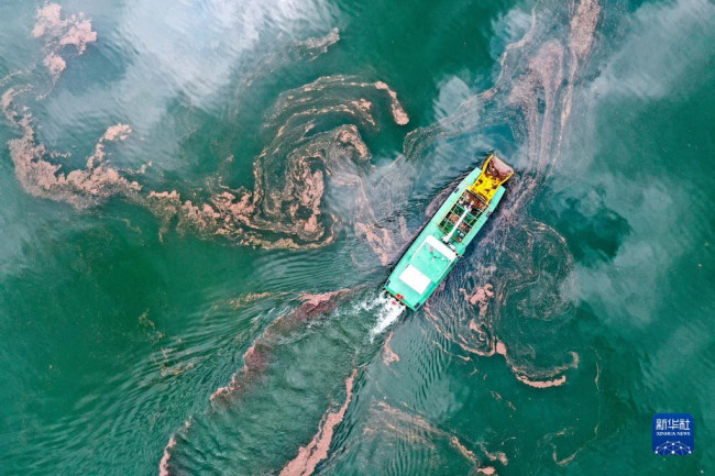 垃圾清理船在贵州省黔西市乌江源百里画廊江面上清理垃圾（2022年6月2日摄）。新华社记者 欧东衢 摄
