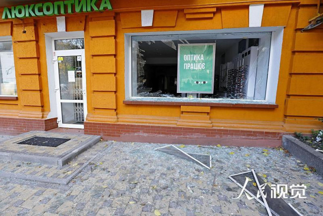 当地时间2022年10月10日，乌克兰基辅，俄罗斯导弹袭击后破碎的窗户。