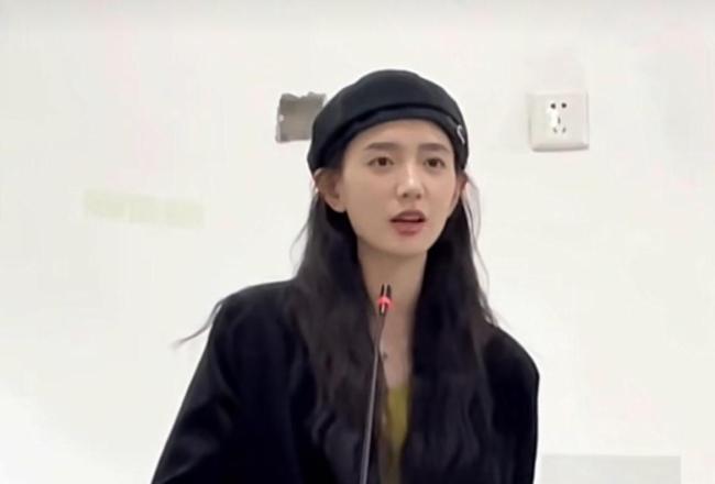 ​高校毛概女老师神仙颜值美出圈：大学就是校花