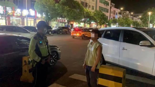 小伙上大学后沉迷游戏20年没回家 父母见儿子后涕泪横流